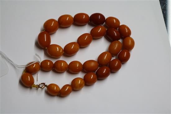 A single strand amber bead necklace, gross 53 grams, 46cm.